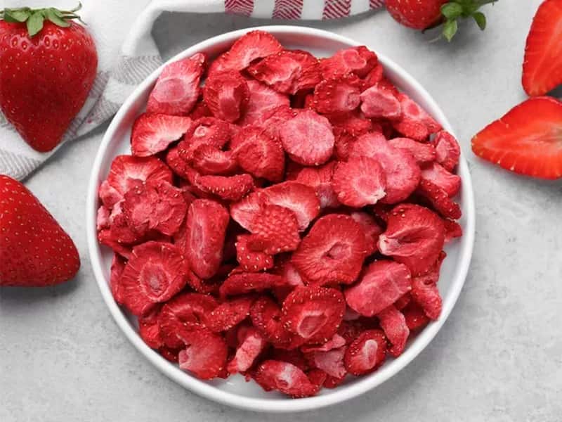 میوه خشک توت فرنگی مناسب عرضه در بازار خشکبار
